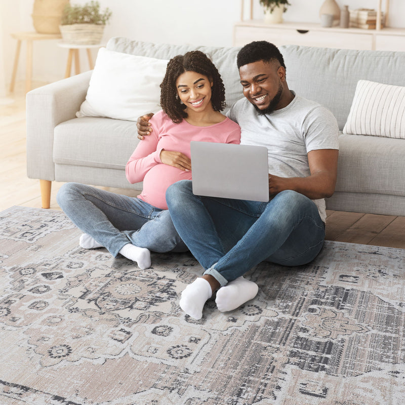 Payas - 8' X 10' Medallion Area Rug - Cream / Beige