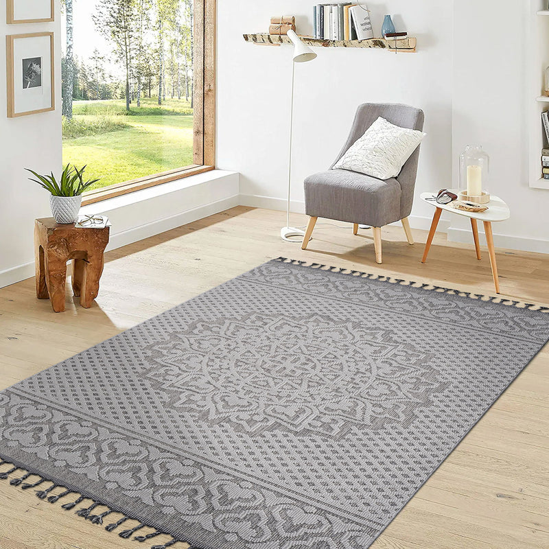 Guros - 4' X 6' Medallion Indoor / Outdoor Area Rug - Gray / White
